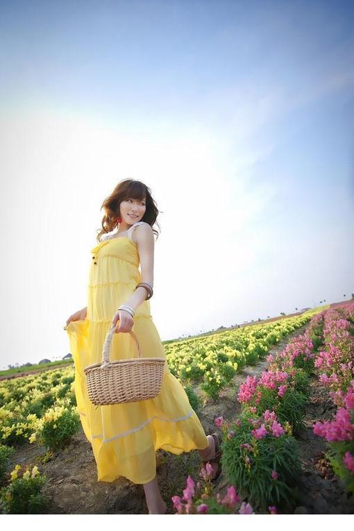 黄色连衣裙美女梦幻花海图片 图片_hao123网